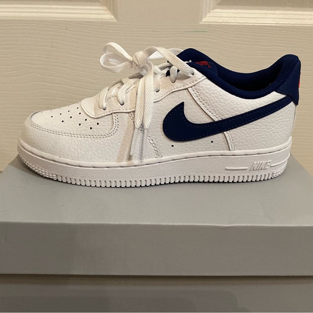 NWT Nike Force 1 Kids shoe size 3Y